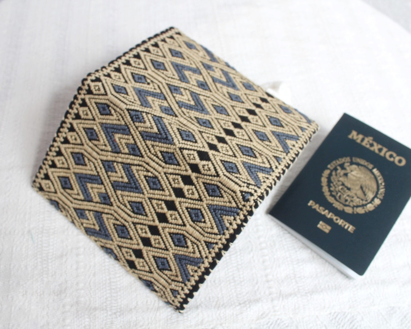 Porta Pasaporte Alas Beige Gris