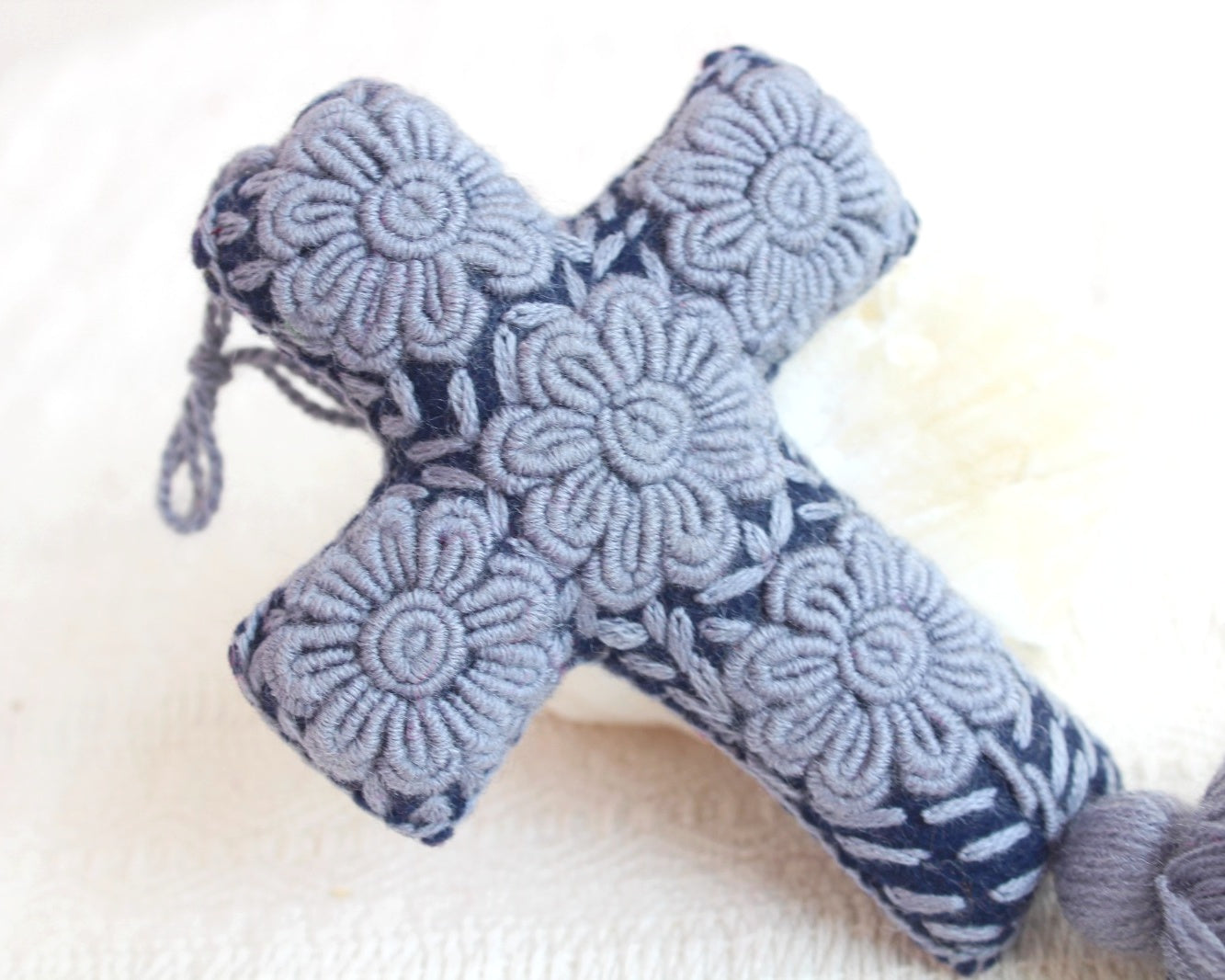 Cruz Pequeña Gris Azul Marino