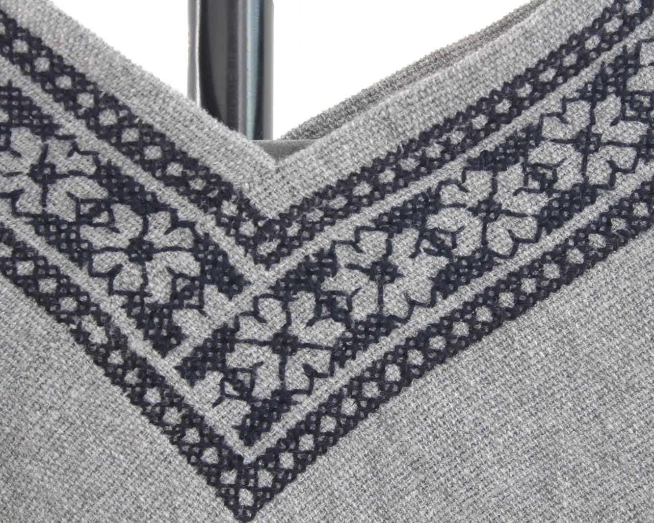 Mañanita Estrellas Gris Negro Punto de Cruz