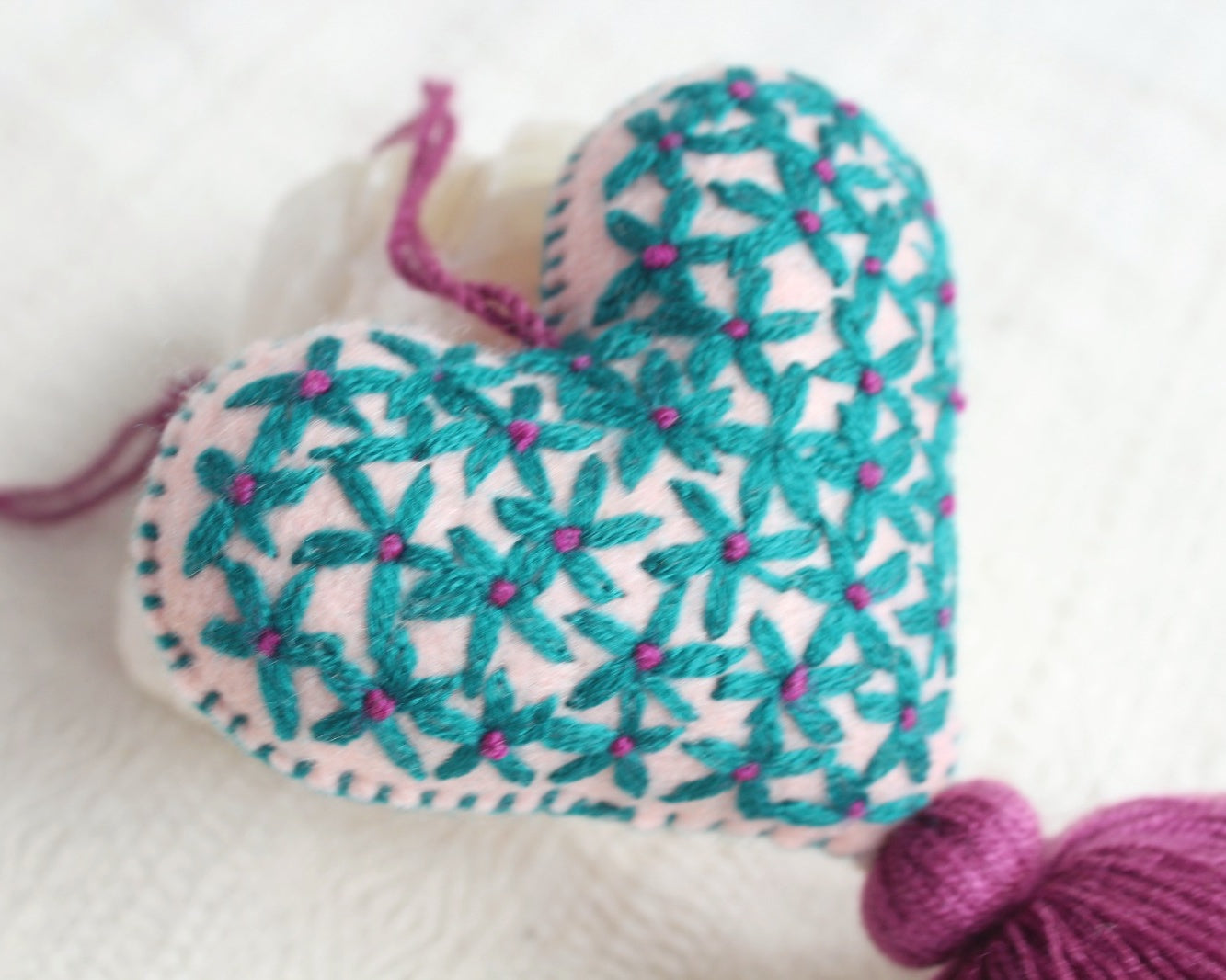Corazón Florecitas Esmeralda Violeta