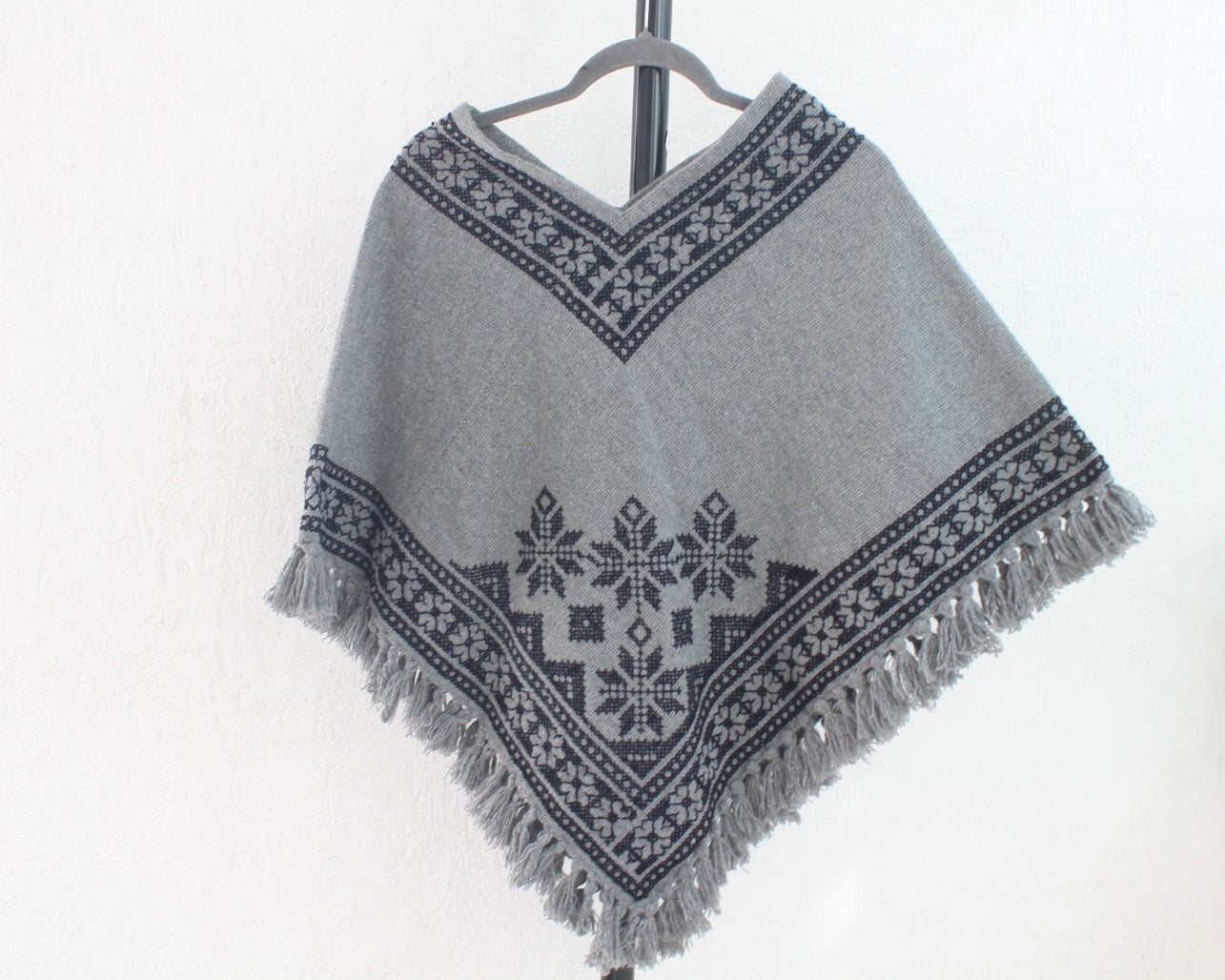 Mañanita Estrellas Gris Negro Punto de Cruz