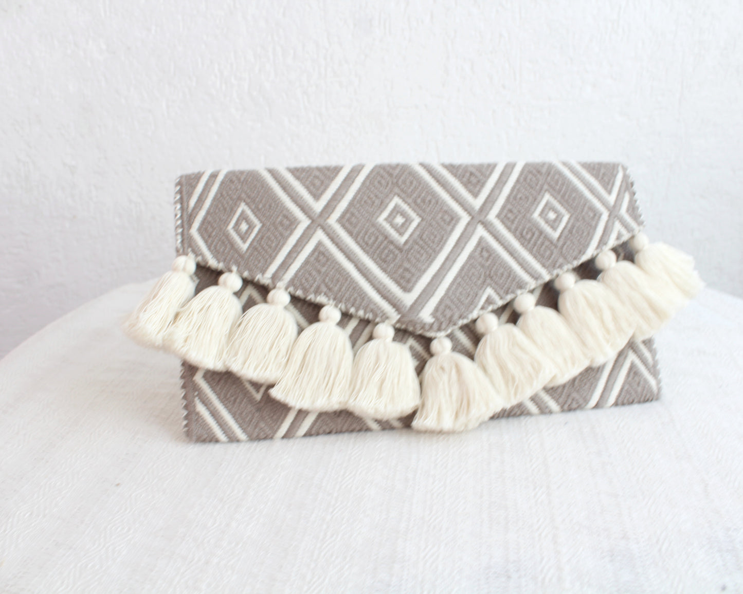 Clutch Artesanal "BATS’I LUCH" Café claro Blanco