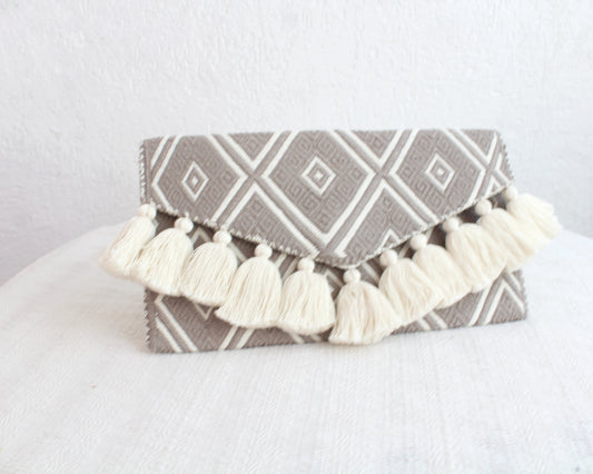 Clutch Artesanal "BATS’I LUCH" Café claro Blanco