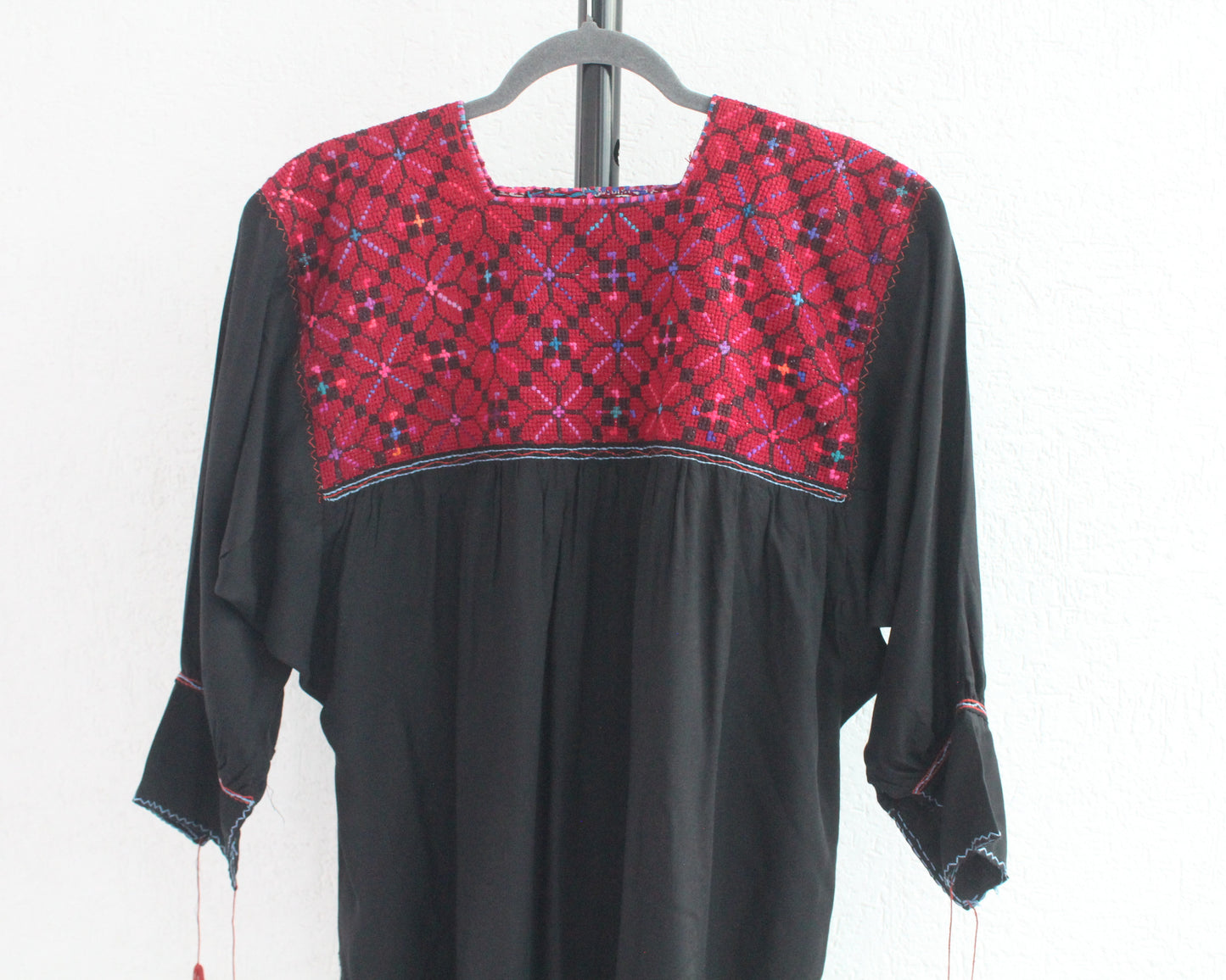 Blusa Cristina Punto de Cruz Negro Rojo