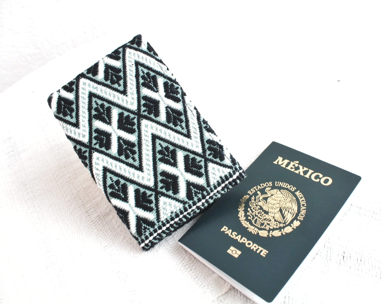 Porta Pasaporte Flores Blanco Negro Menta