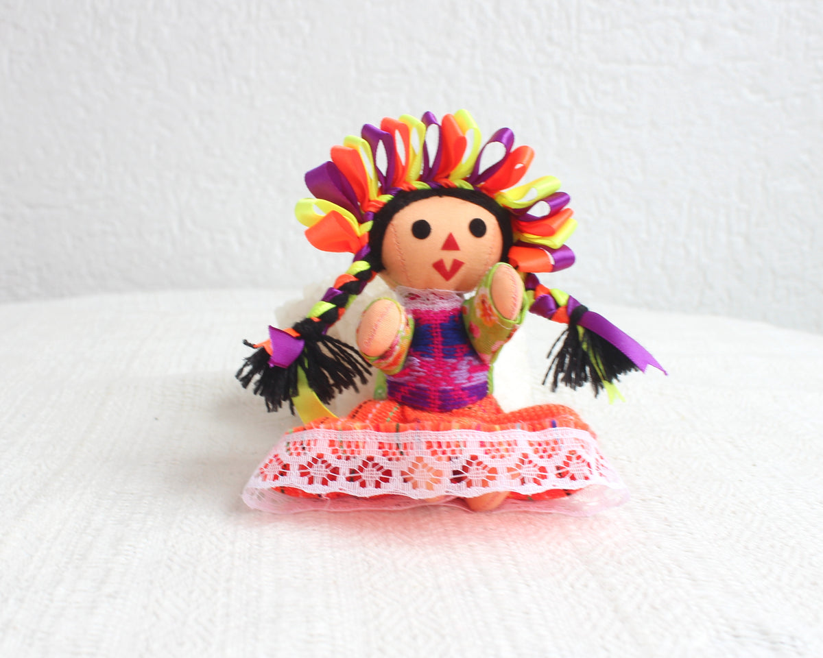 Muñeca Lelé Pequeña Naranja Amarillo Morado