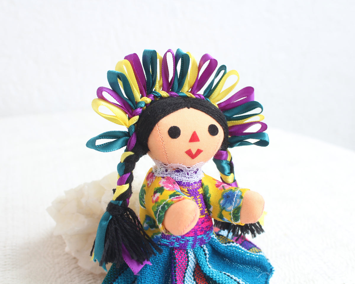 Muñeca Lelé Pequeña Amarillo Verde Violeta