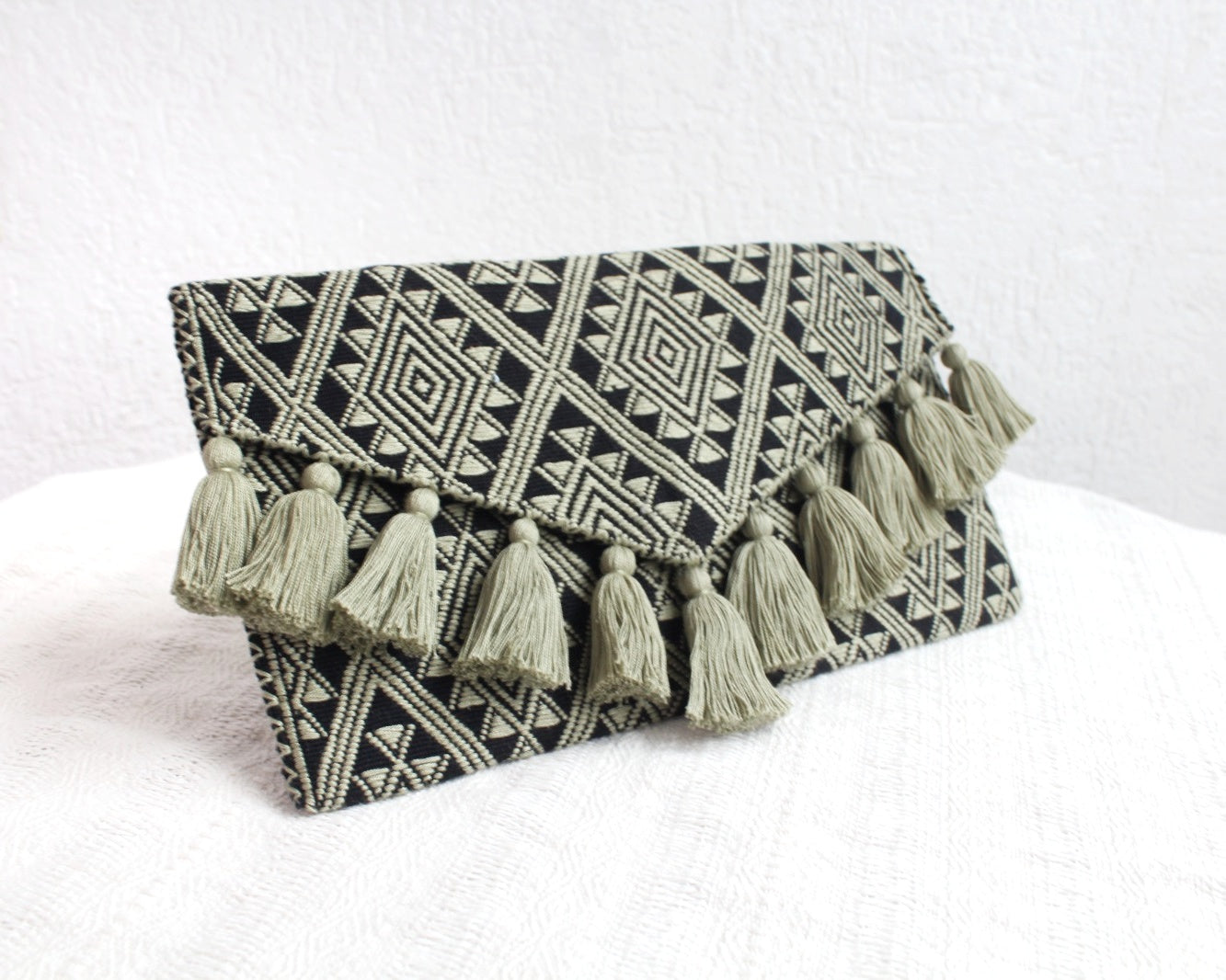 Clutch Artesanal Estrellas Diamante Beige  Negro