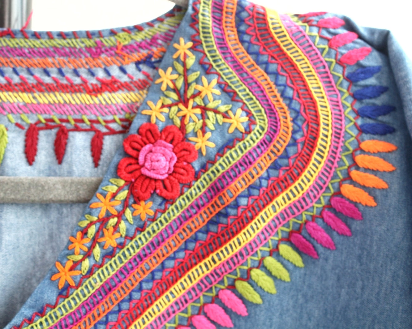 Blusa Imelda Mezclilla Flores Rojas Unitalla