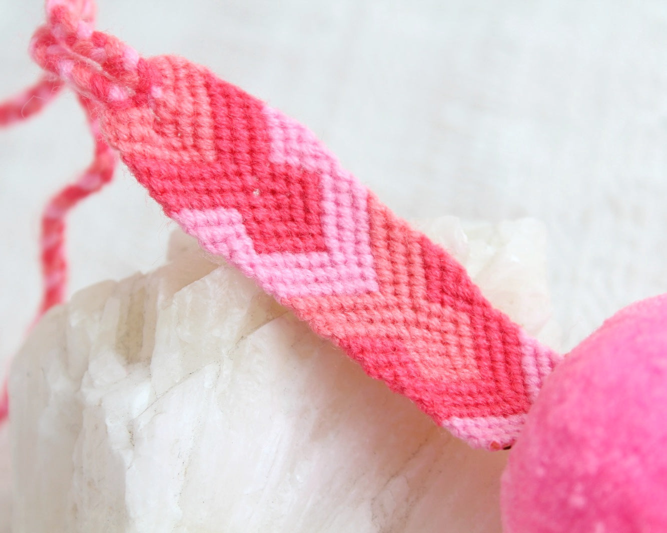 Campanitas, pompón y pulsera Rosa Mexicano