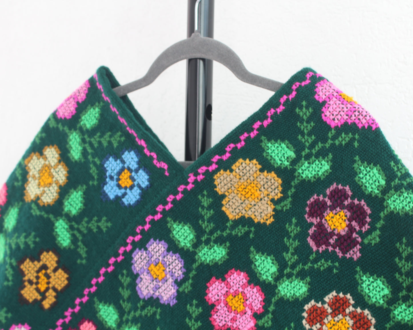 Mañanita Florecitas Verde Bordado Punto de Cruz