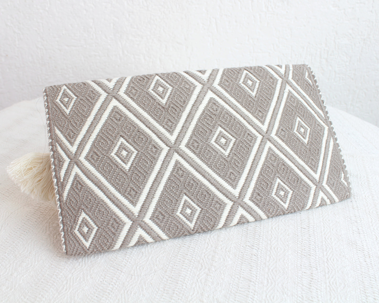 Clutch Artesanal "BATS’I LUCH" Café claro Blanco