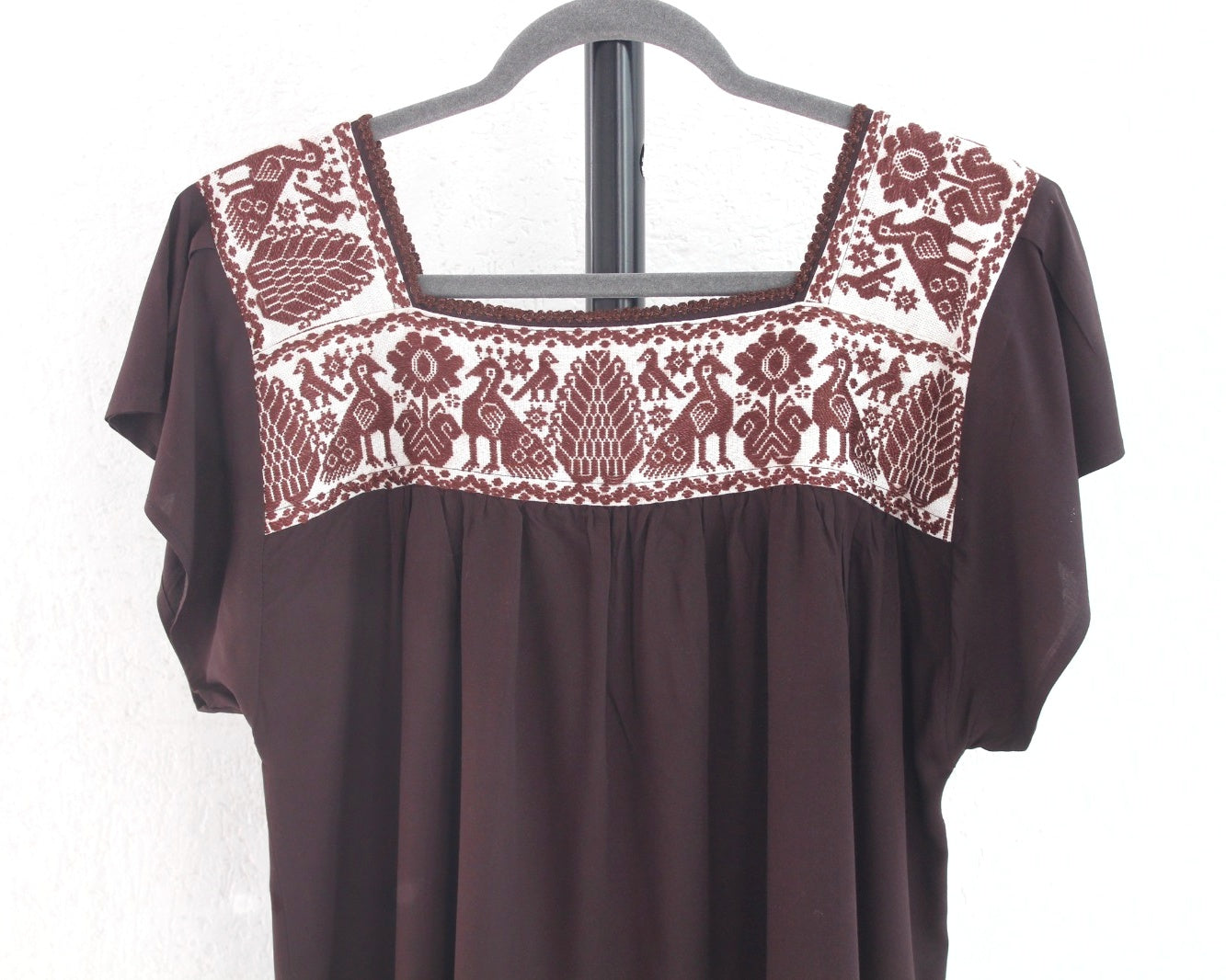 Blusa Bordada Tania Café Pavo Reales L - XL