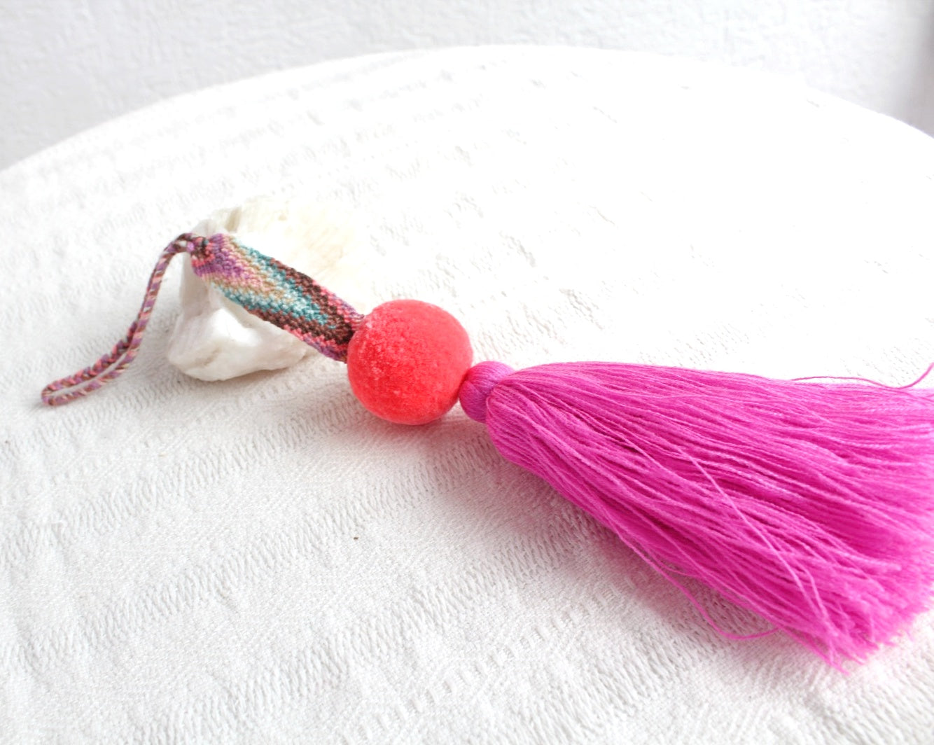 Campanitas, pompón y pulsera Coral