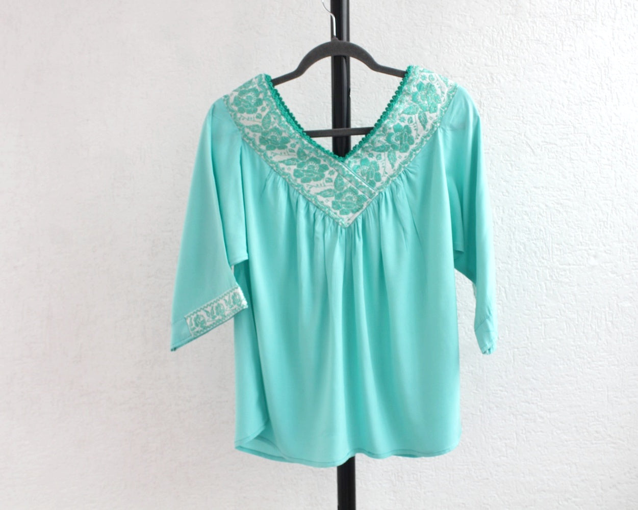 Blusa Cuello V Aqua Rosas