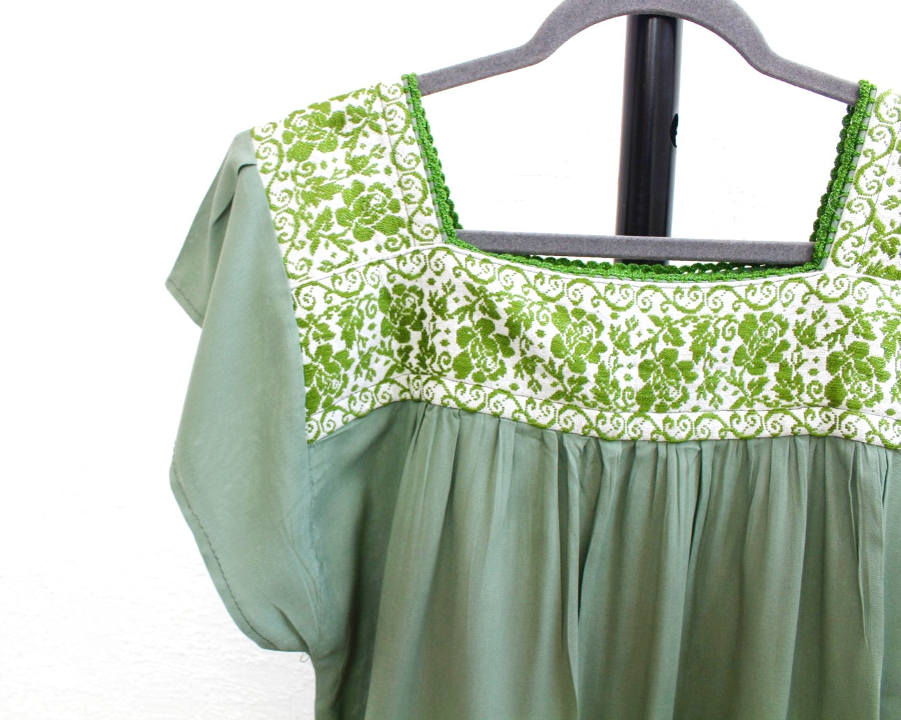 Blusa Bordada Tania Menta Rosas