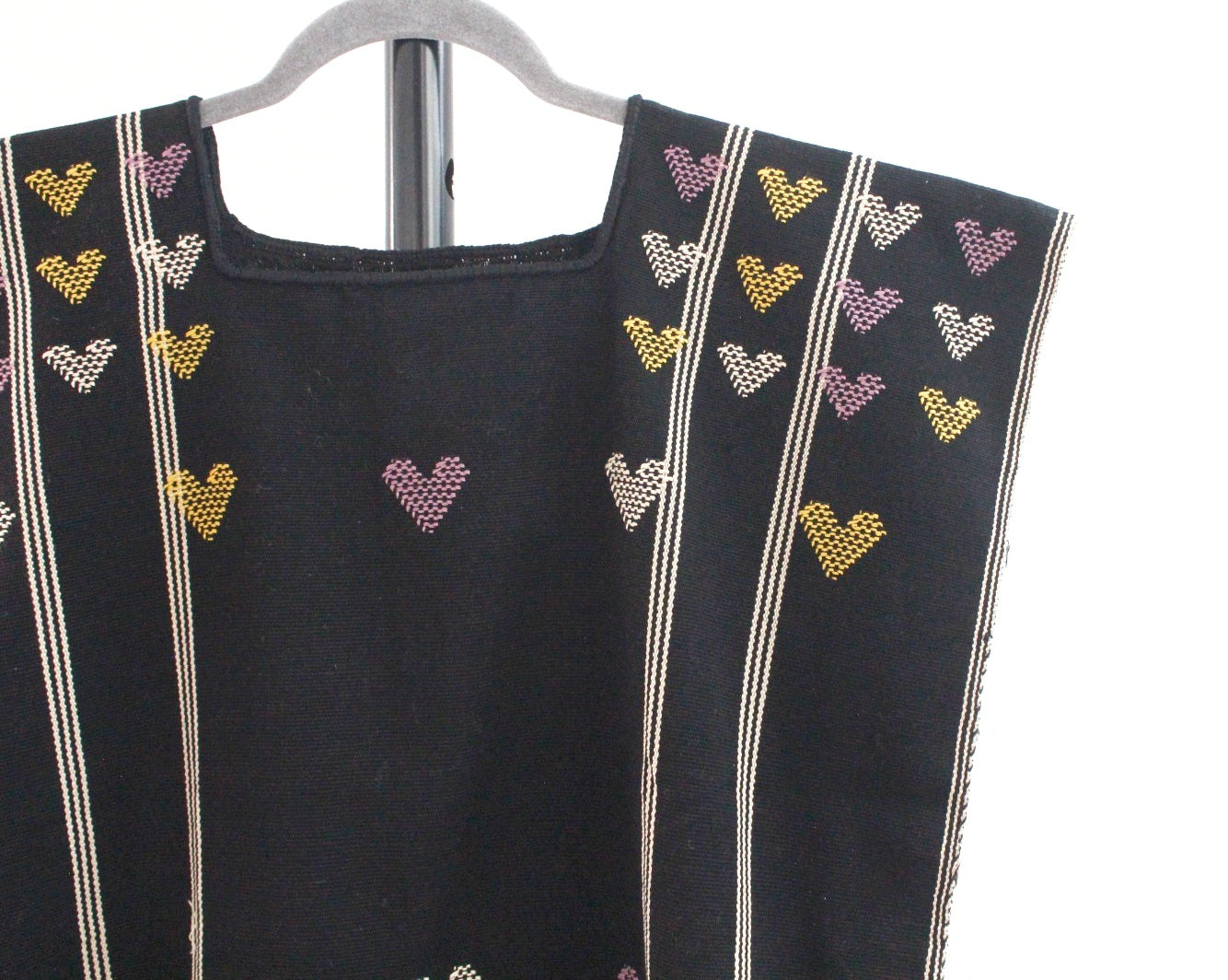 Huipil Corazones Negro Rosa Amarillo