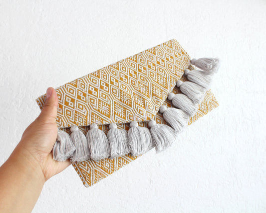 Clutch Artesanal Flores Gris Amarillo