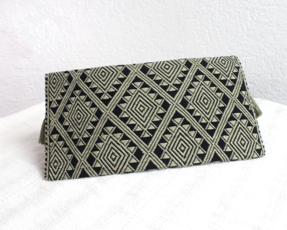 Clutch Artesanal Estrellas Diamante Beige  Negro