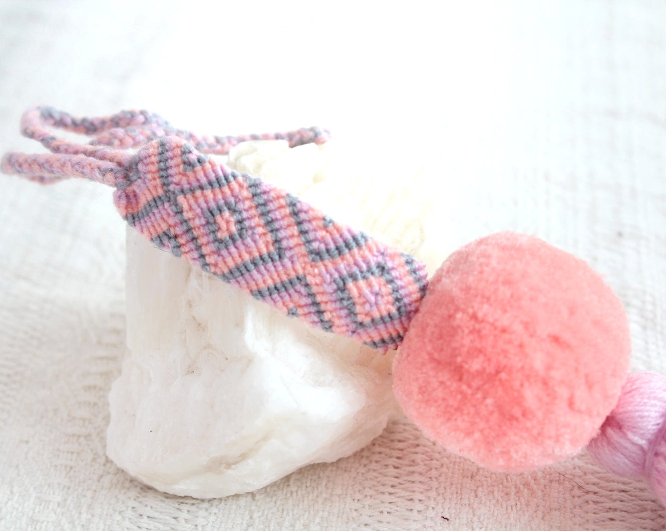 Campanitas, pompón y pulsera Rosa Coral Gris