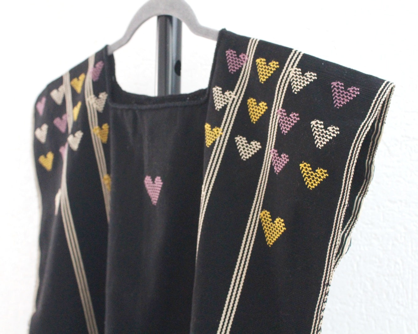 Huipil Corazones Negro Rosa Amarillo