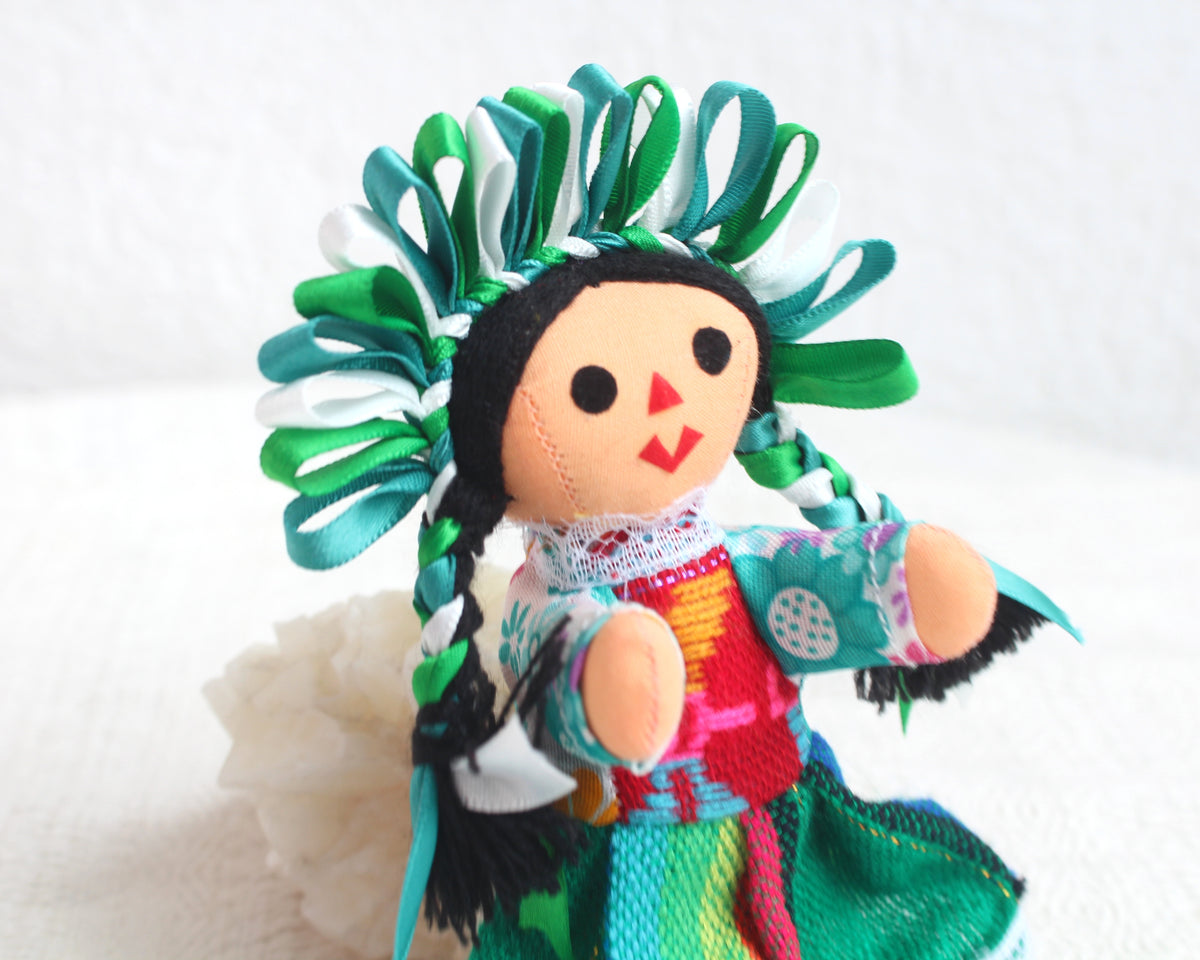 Muñeca Lelé Pequeña Esmeralda Verde Blanco
