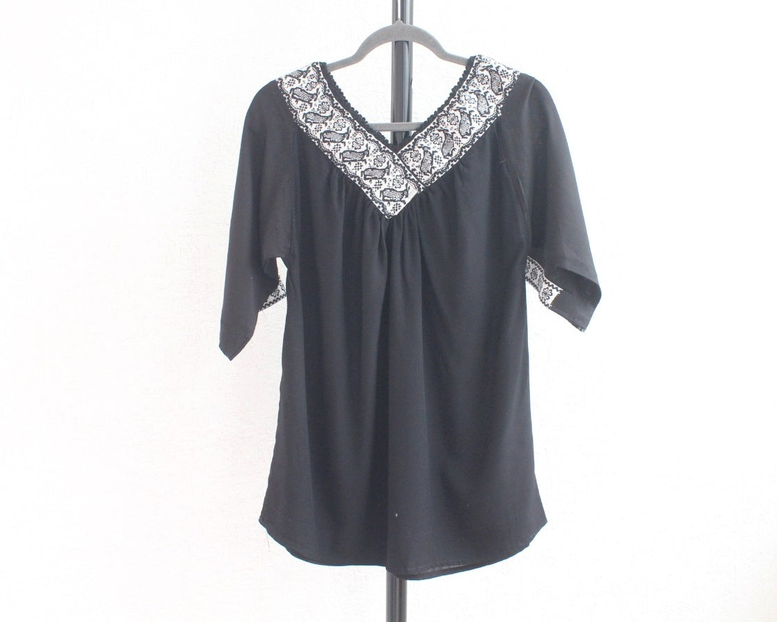 Blusa Cuello V Negro Conejos