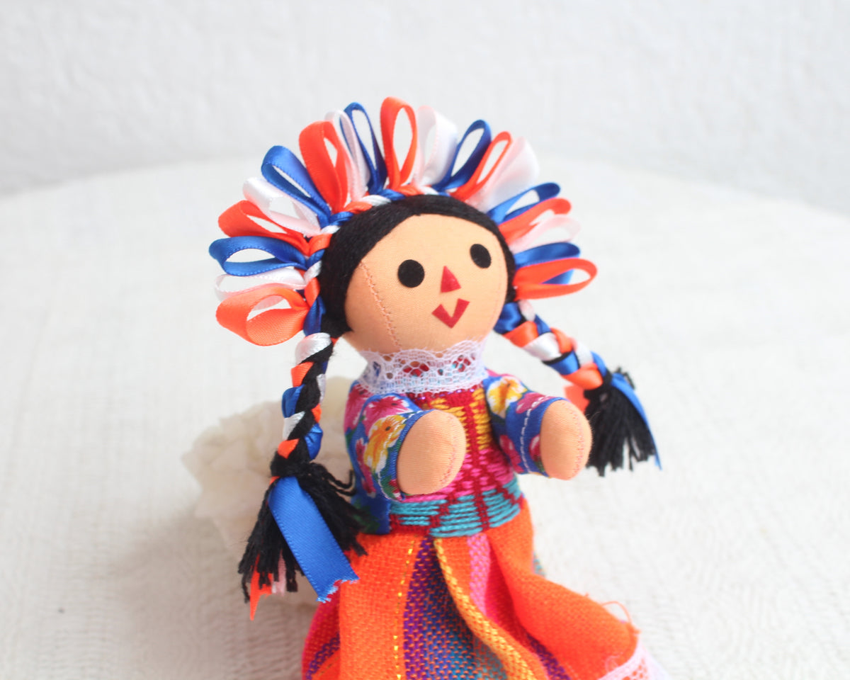 Muñeca Lelé Pequeña Azul Naranja Blanco
