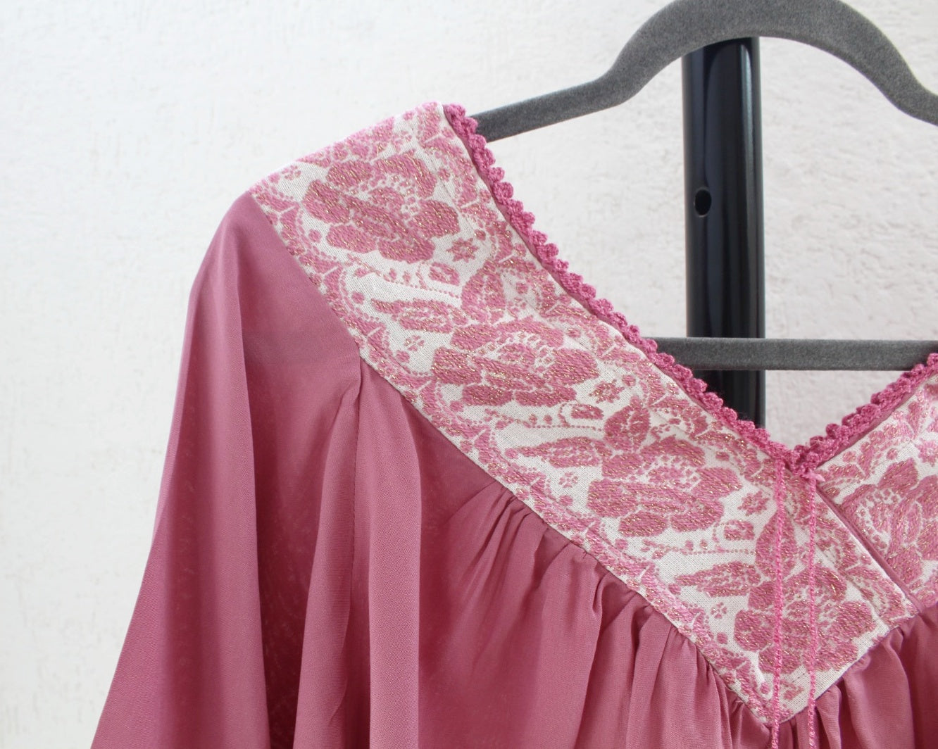 Blusa Cuello V Palo de Rosa Rosas