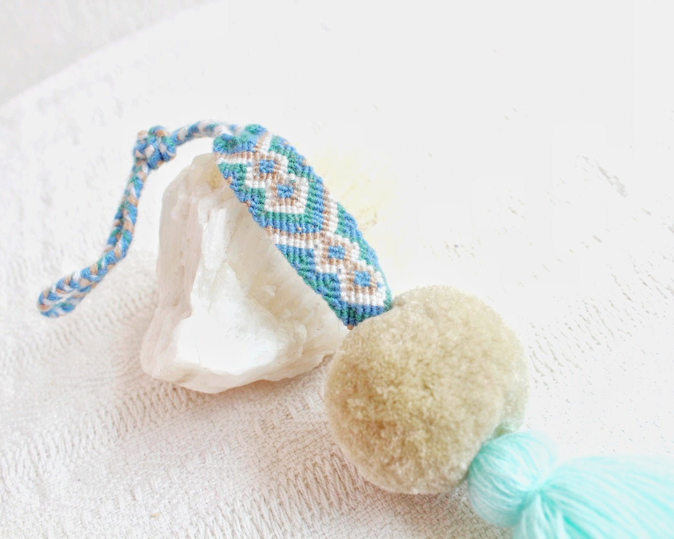 Campanitas, pompon y pulsera Aqua Beige