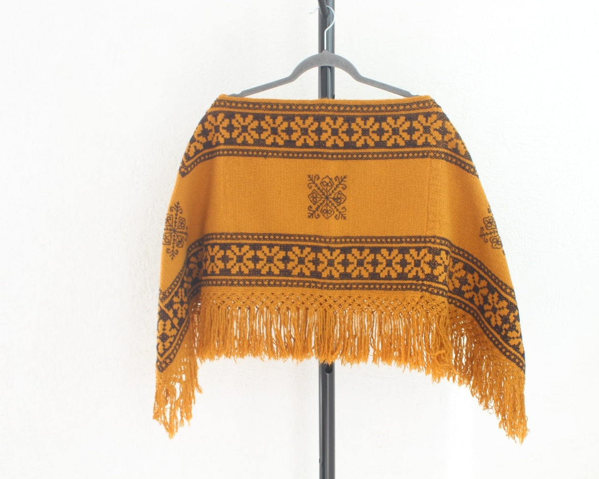 Mañanita Flores Amarillo Mostaza Café Punto de Cruz