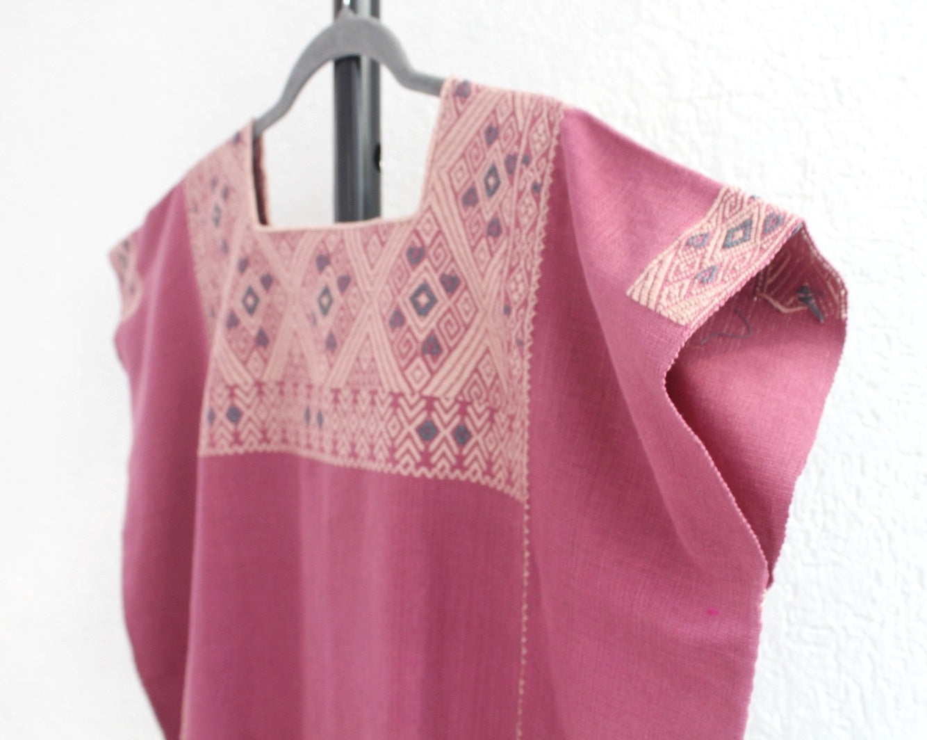Huipil Corto Laura XL - 2XL Pejel Vino Rosa