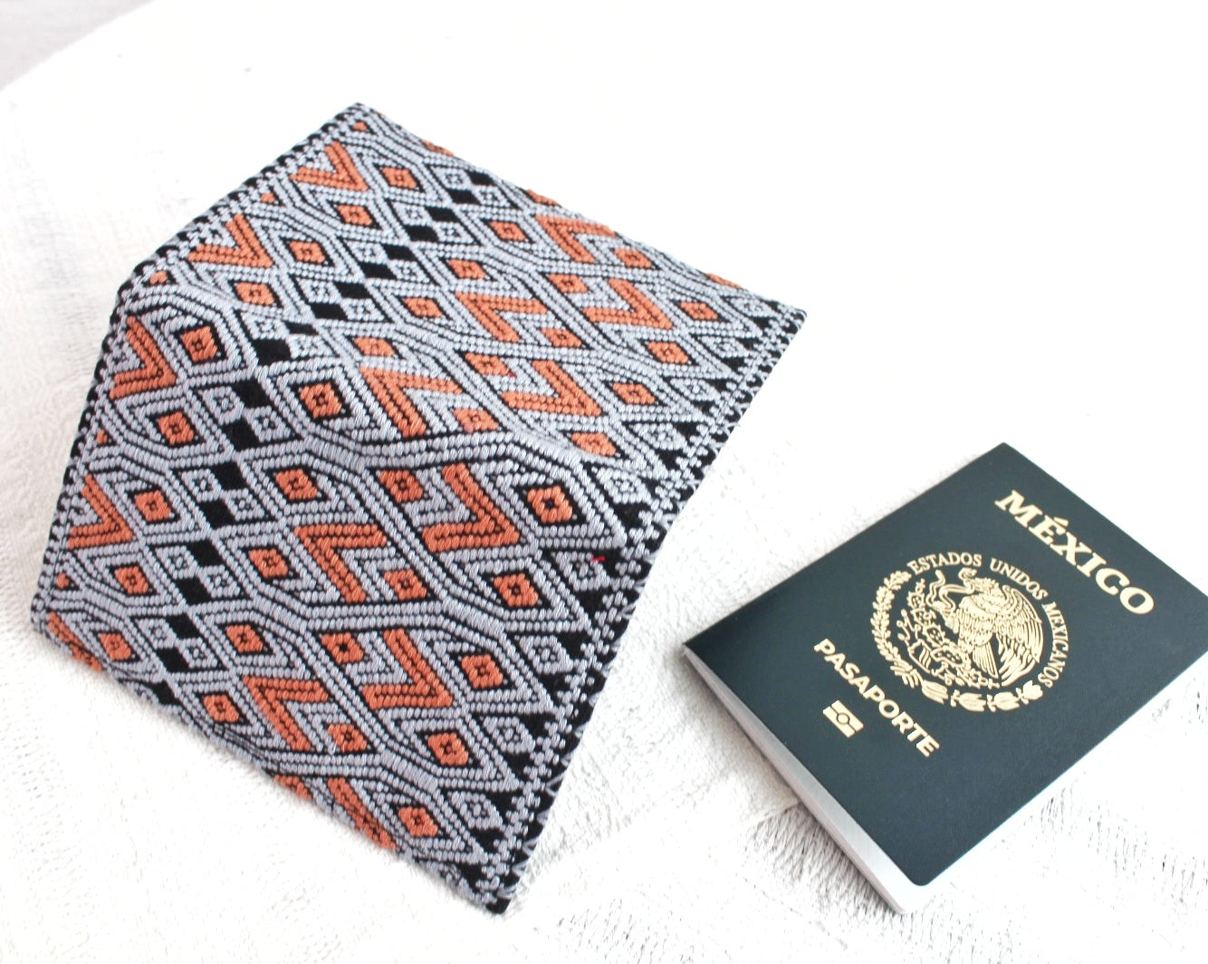 Porta Pasaporte Alas Gris Coral