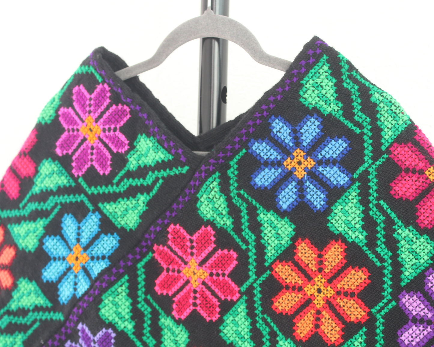 Mañanita Florecitas Negro Bordado Punto de Cruz