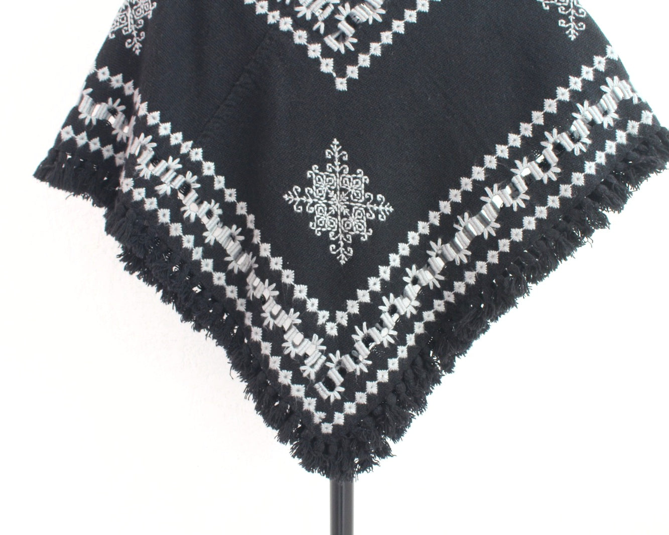 Mañanita Flores Negro Gris Bordado Mazahua