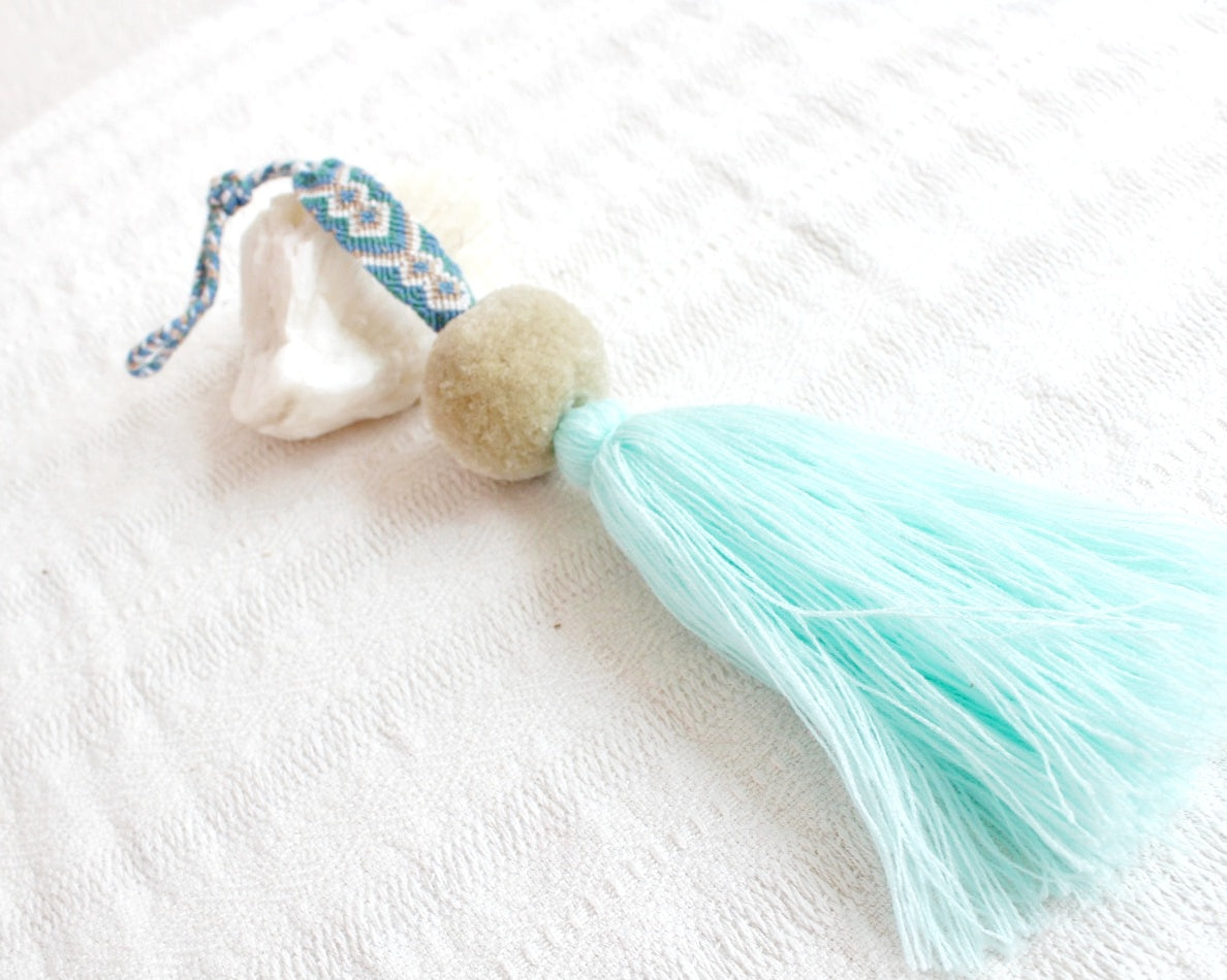 Campanitas, pompon y pulsera Aqua Beige
