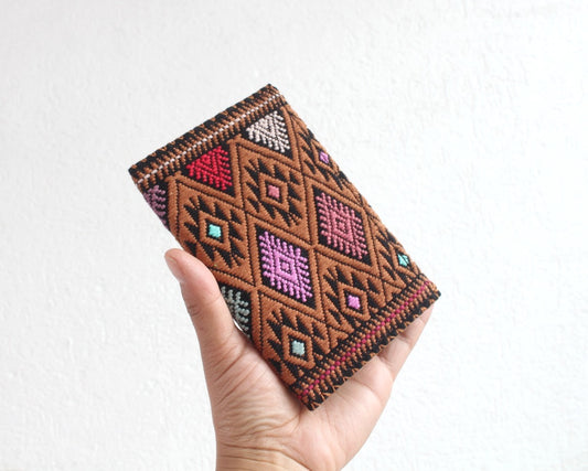 Porta Pasaporte Estrellas Marron Colores