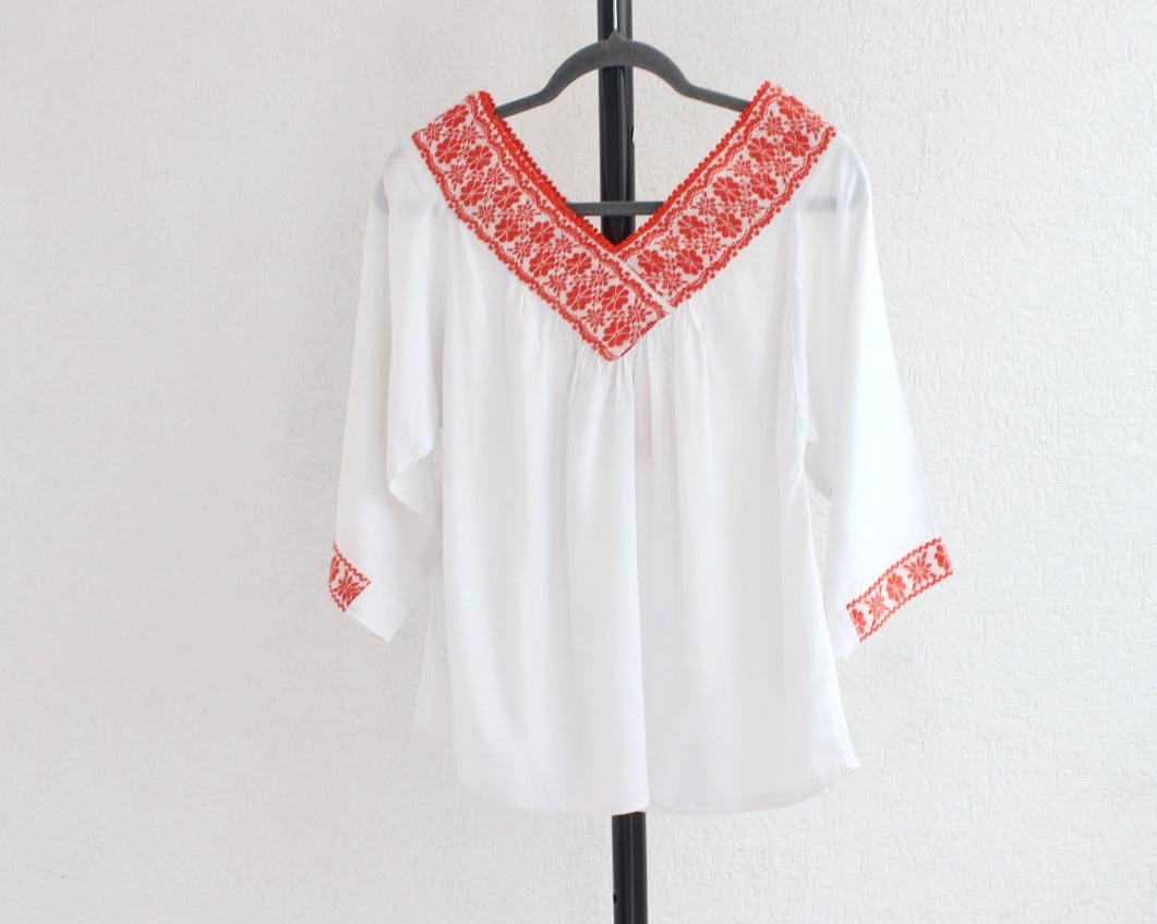 Blusa Cuello V Blanco Flores