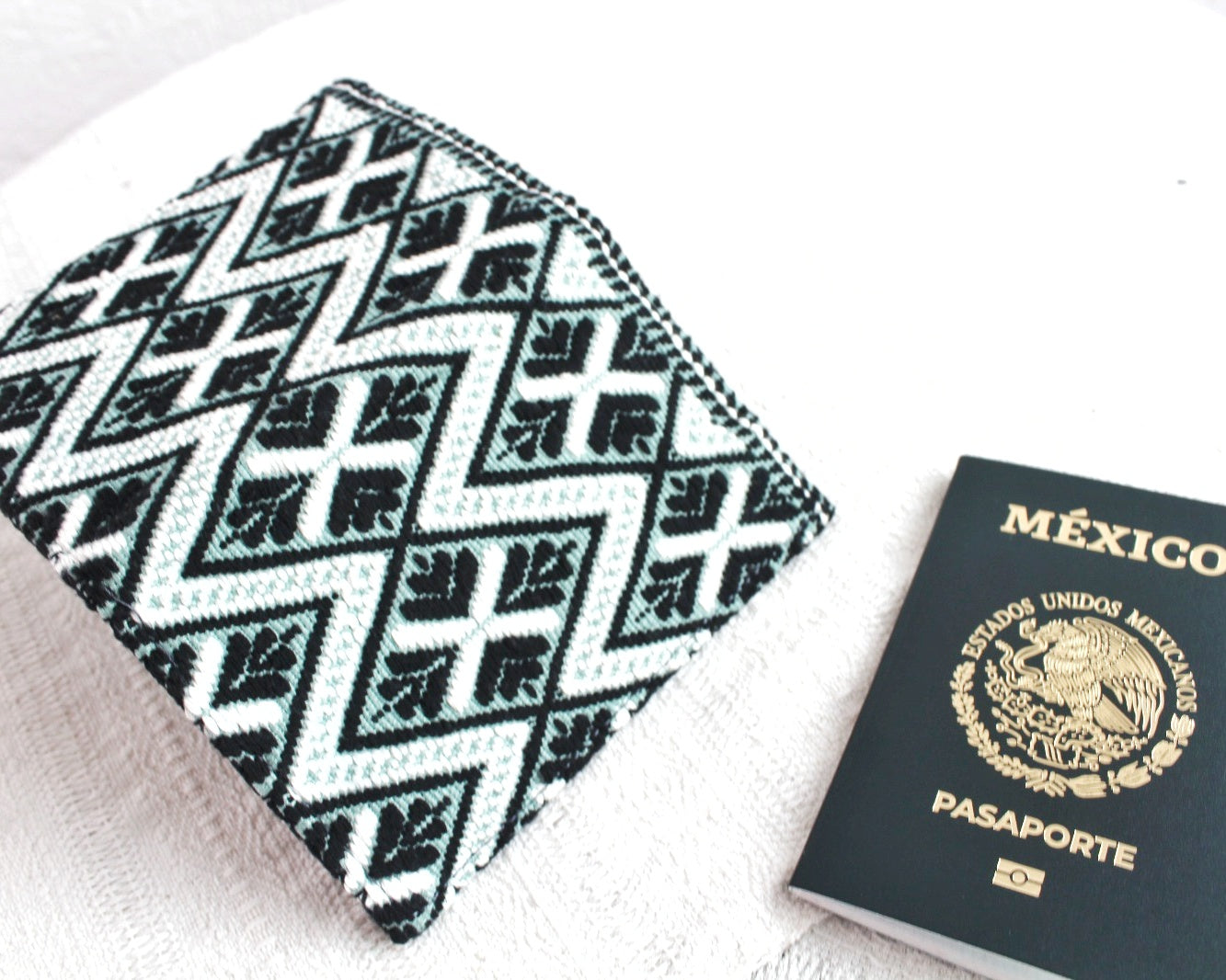Porta Pasaporte Flores Blanco Negro Menta