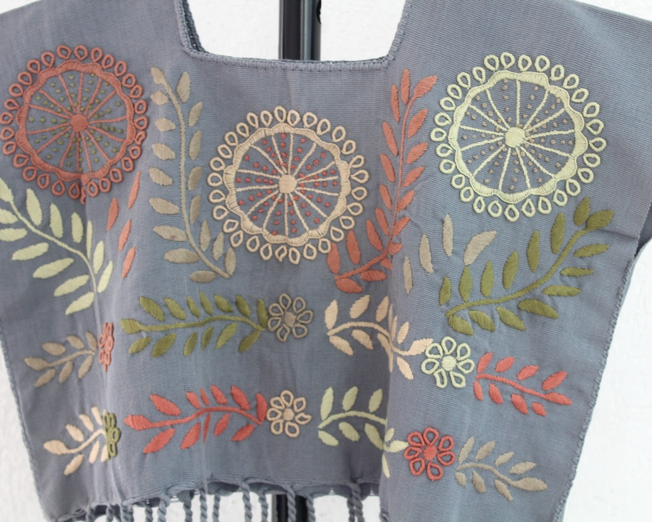 Crop Top Flores Rococo Gris