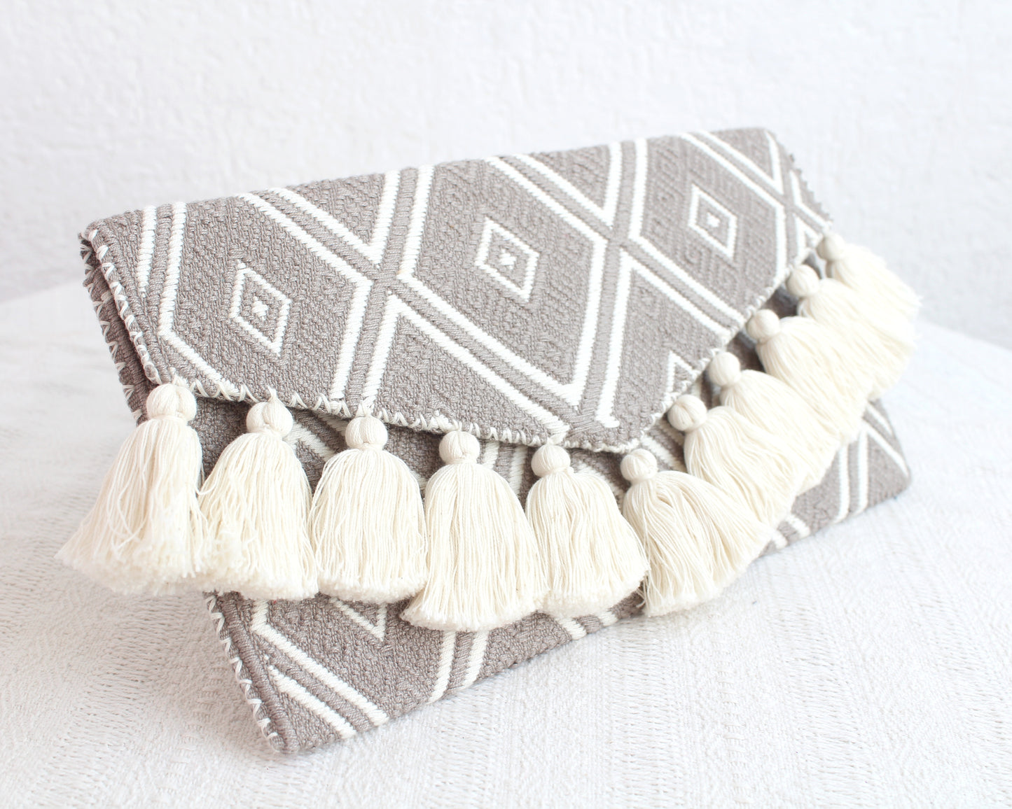 Clutch Artesanal "BATS’I LUCH" Café claro Blanco