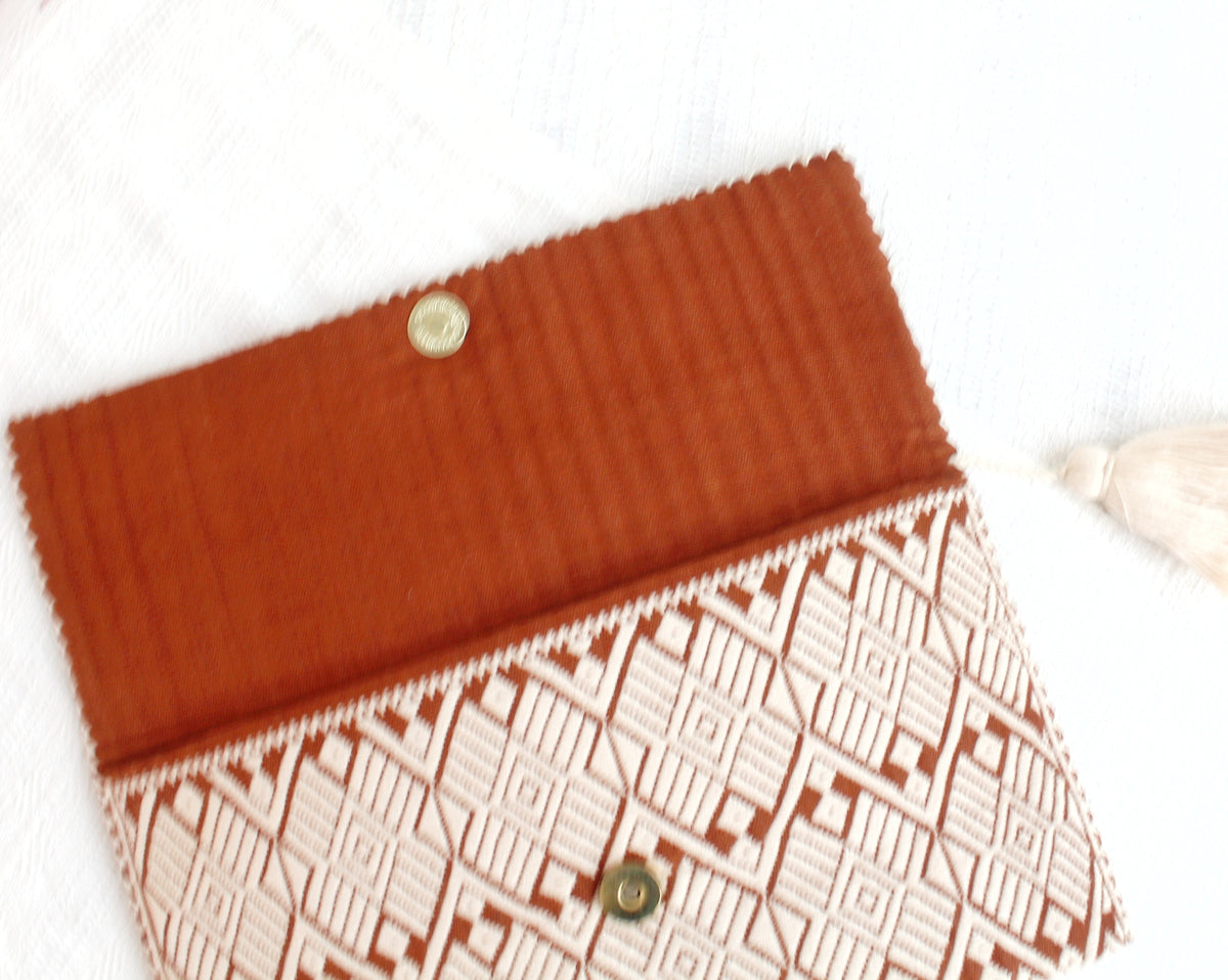 Clutch Artesanal Estrellas Perla Marrón