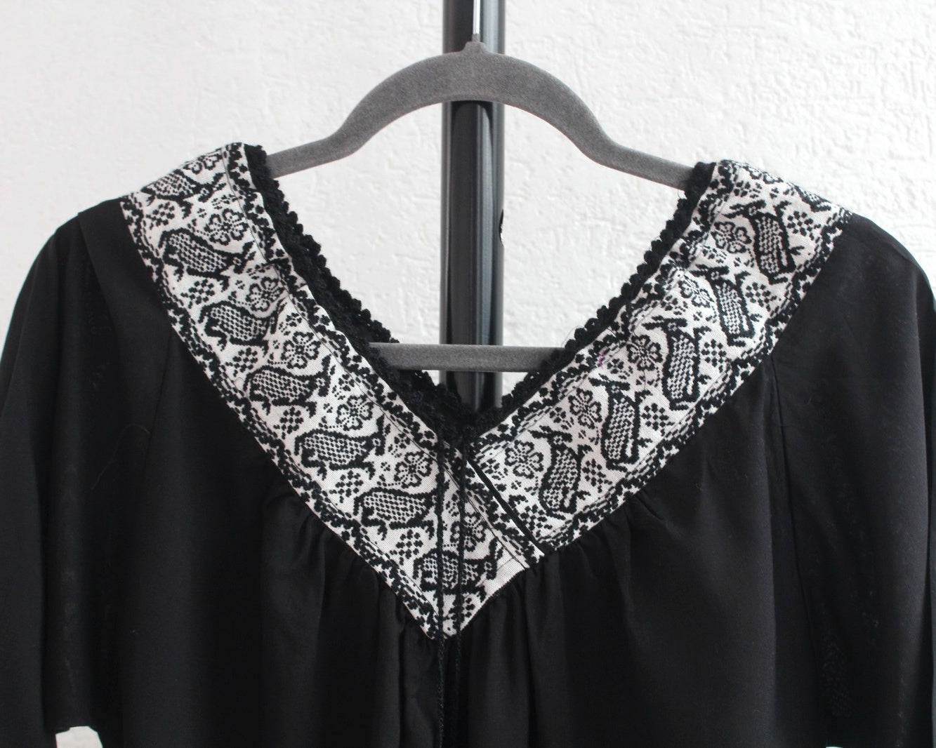 Blusa Cuello V Negro Conejos