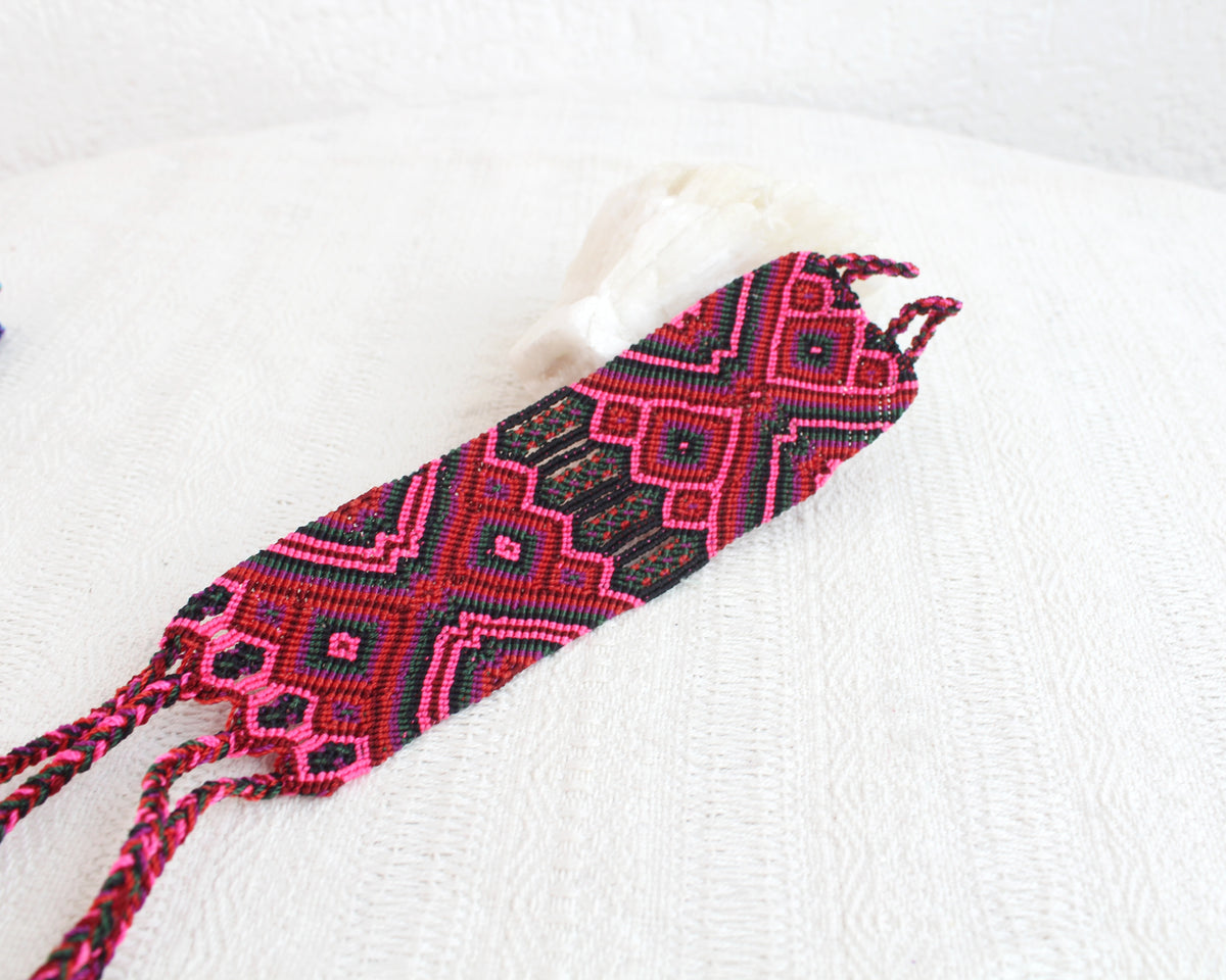 Pulsera Tejida Rosa