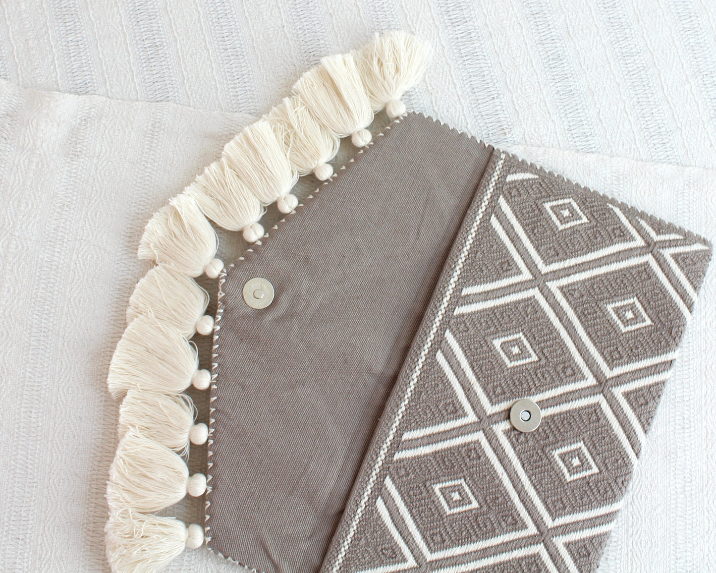 Clutch Artesanal "BATS’I LUCH" Café claro Blanco