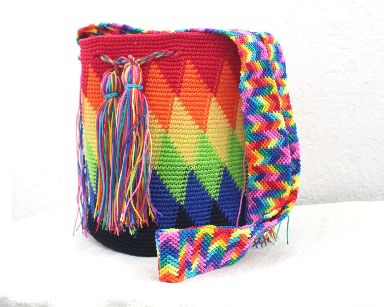 Bolso Morral Rombos Rojo Amarillo Negro