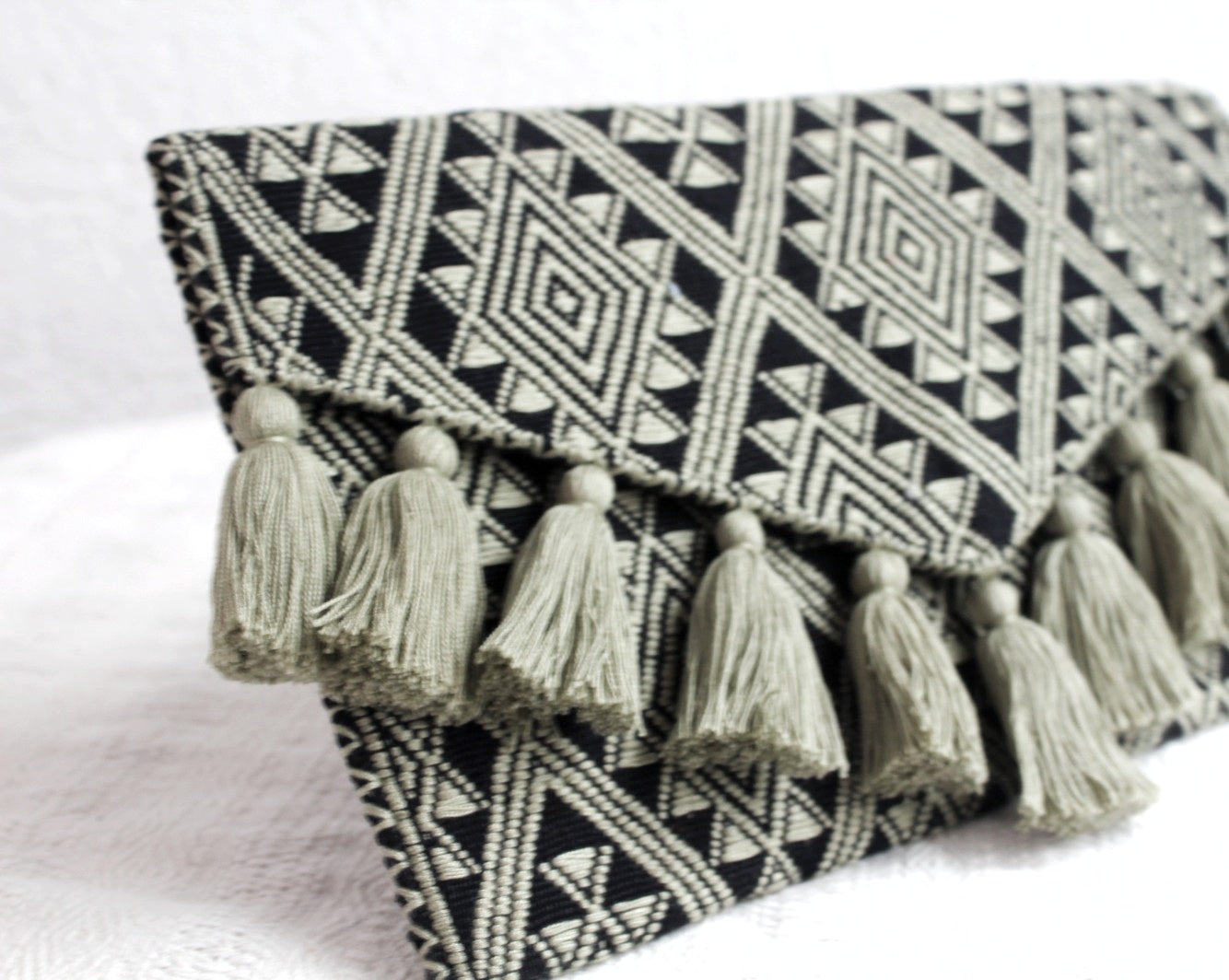 Clutch Artesanal Estrellas Diamante Beige  Negro