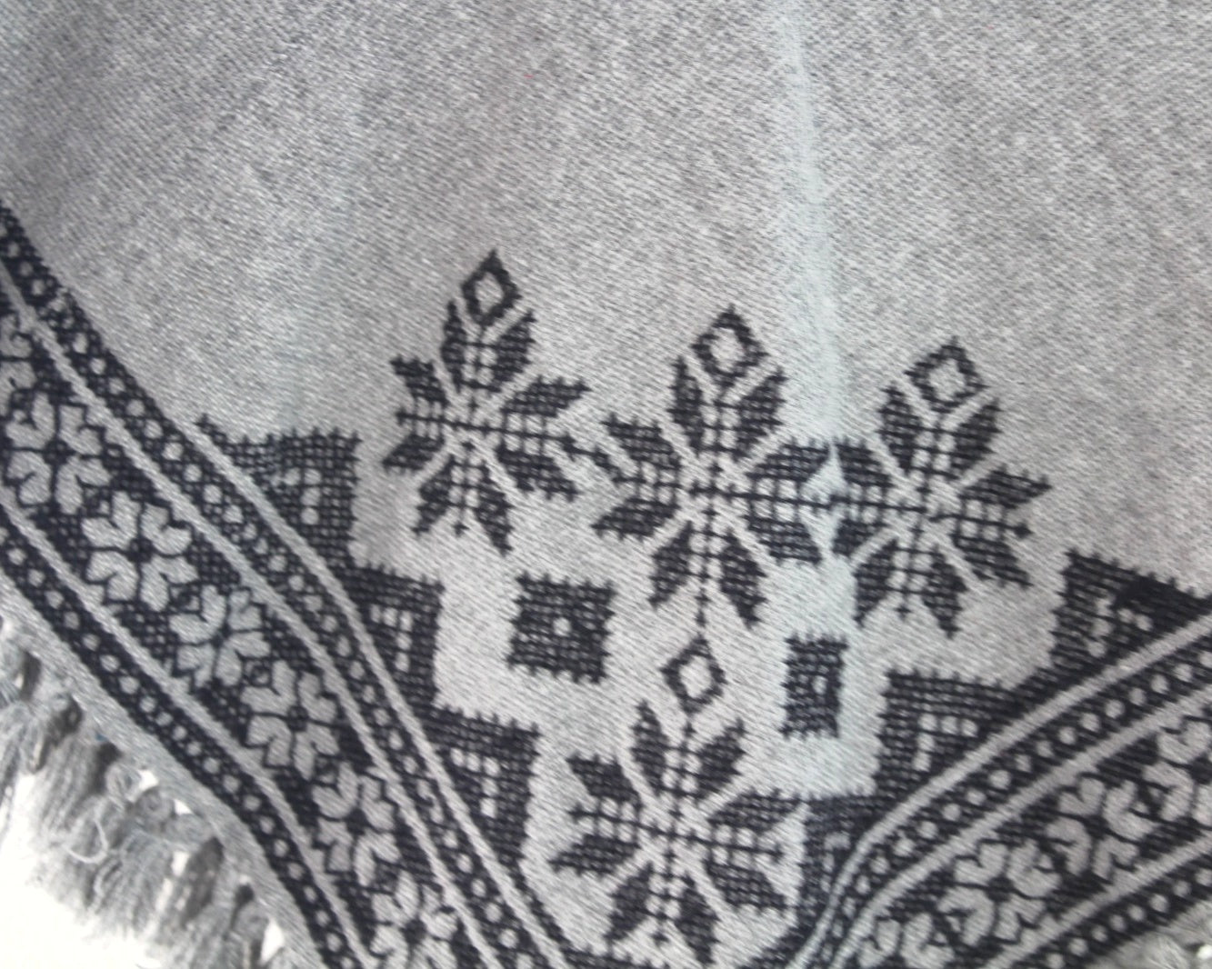 Mañanita Estrellas Gris Negro Punto de Cruz