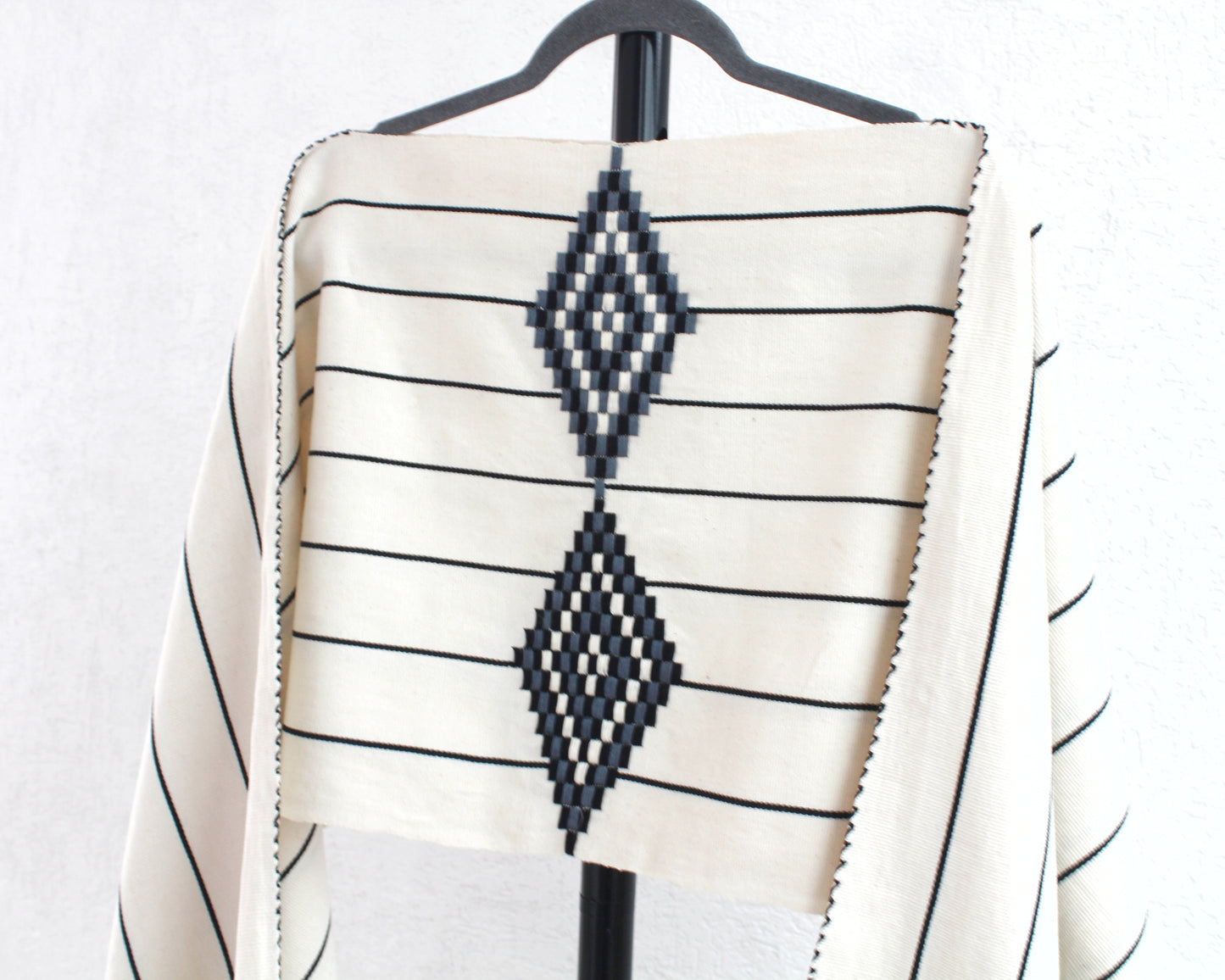 Jorongo Rombos Blanco Lineas Negras Gris