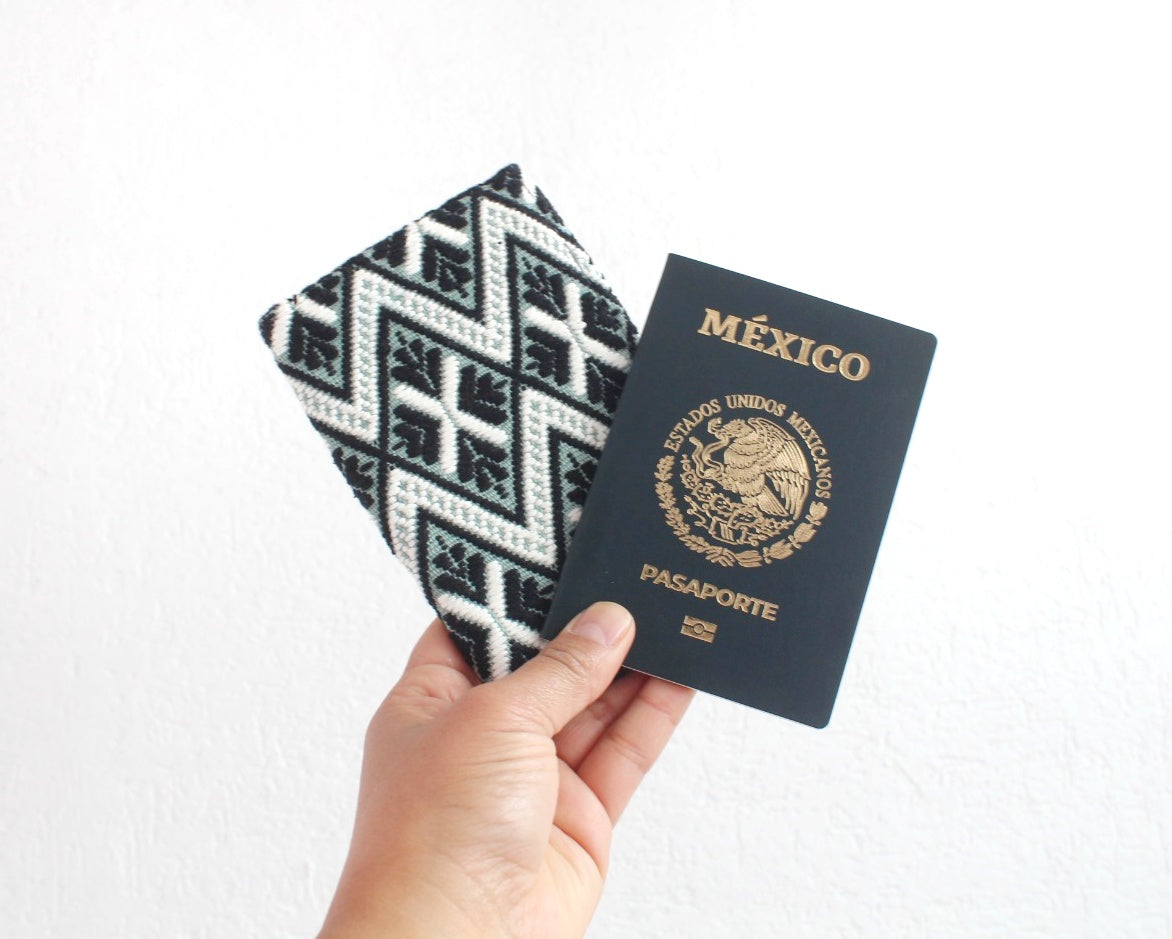 Porta Pasaporte Flores Blanco Negro Menta